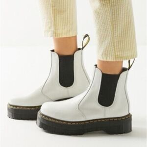 Dr. Martens 2976 SMOOTH LEATHER PLATFORM CHELSEA BOOTS